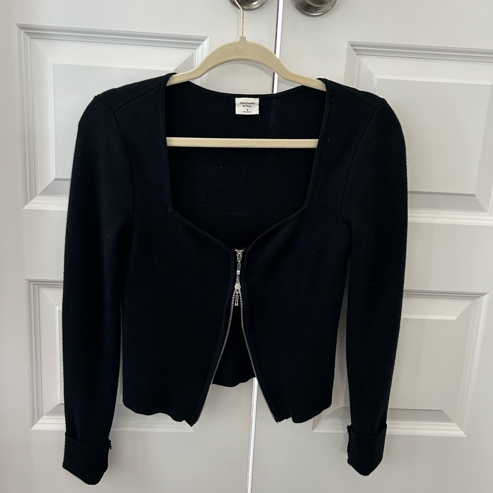Zip-up notch-neck slim top